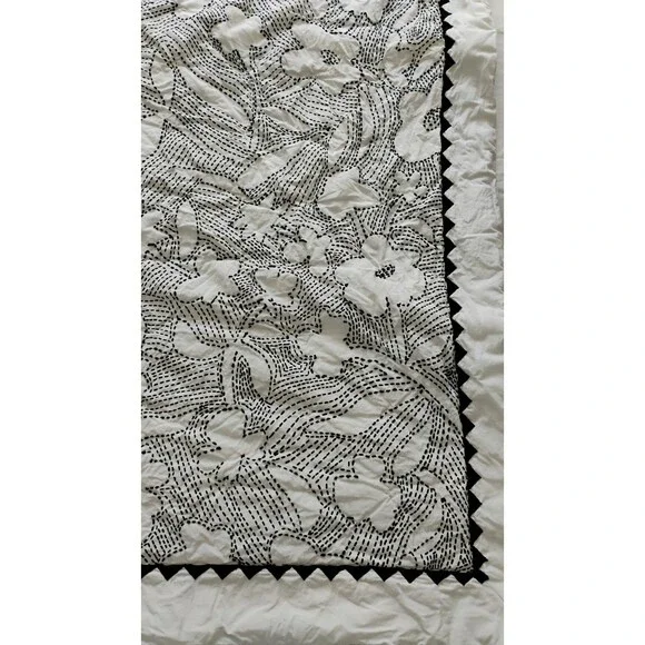 John Robshaw Baby Toddler Suhavi Crib Quilt Blk White Floral Organic Cotton EUC - Picture 2 of 11